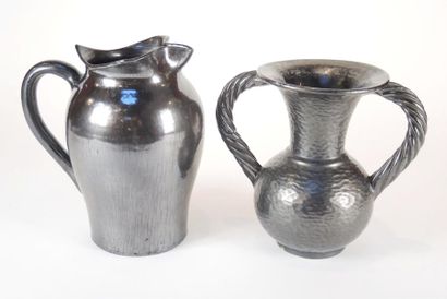 B. RUBINO Ensemble de 2 pièces à fond gris lustré comprenant un vase à deux anses...