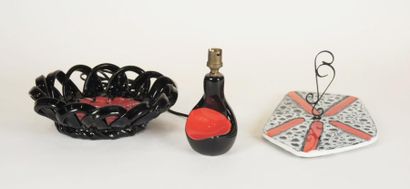 VALLAURIS Ensemble de 3 pièces à fond rouge et noir comprenant une corbeille à fruits...