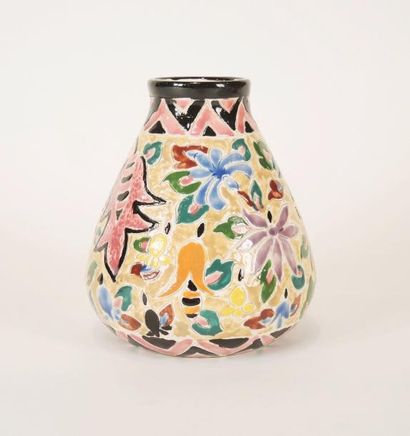 VALLAURIS J. MASSIER Vase à fond crème et décor polychrome gravé de fleurs, signé...