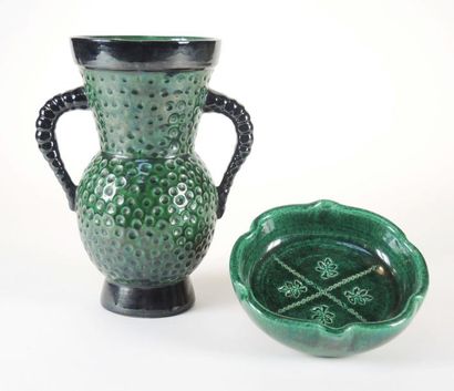 B. LETALLE, ANONYME Vase à fond vert à deux anses, signé STC FRANCE B LE TALLE (ht:...