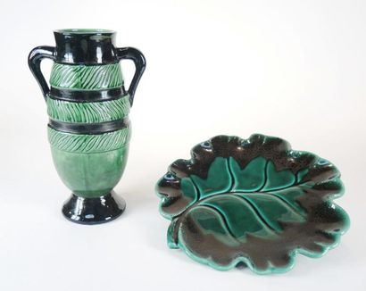 B. LE TALLE, ANONYME Ensemble à fond vert et noir comprenant un vase à 2 anses à...