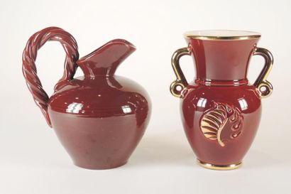 VERCERAM, ANONYME Vase à deux anses à fond bordeaux rehaussé d'un émail doré à décor...