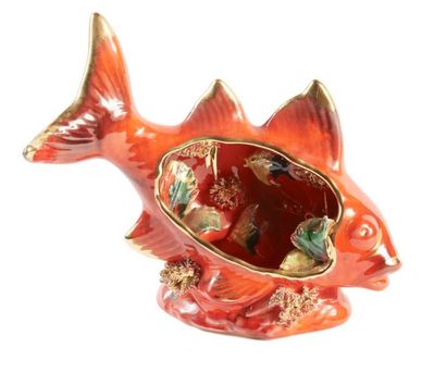 VALLAURIS Sculpture en forme de poisson présentant un fond marin à l'intérieur. Signé....