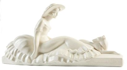 LEJAN (?) Sculpture à fond blanc craquelé représentant une femme au chapeau et son...