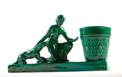 ANONYME, BONOME Sculpture à fond vert représentant une femme et son chien (dim: 23...