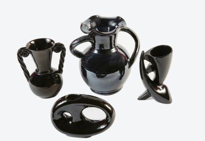 ANONYME Ensemble de 4 vases à fond noir. Ht: de 12 à 24cm



(État : cf. CGV)