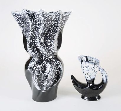 ANONYME Deux vases à fond noir à décor de coulures blanches et noires (ht: 16 et...