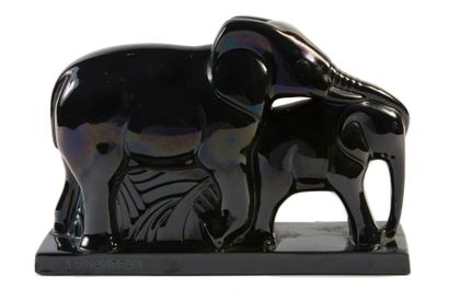LEMANCEAU Groupe à fond noir représentant un éléphant et son éléphanteau. Signé sur...