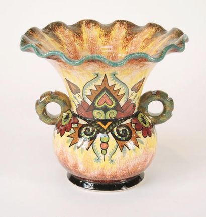 QUIMPER Paul FOUILLEN Vase de forme corolle à 2 anses à décor polychrome de cœurs...