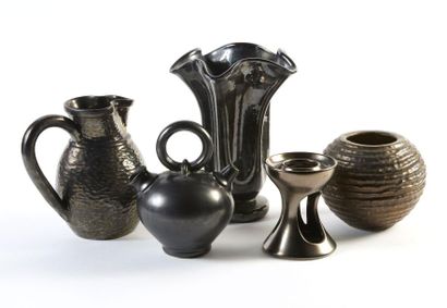 ANONYME, GIGUGE, CORSE Ensemble de 5 pièces à fond noir métallisé dont 2 vases (un...