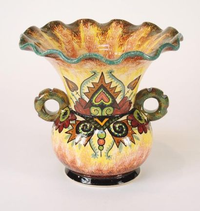 QUIMPER Paul FOUILLEN Vase de forme corolle à 2 anses à décor polychrome de cœurs...