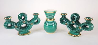 VERCERAM, ANONYME Ensemble de 2 pièces à fond vert et doré comprenant un vase, cachet...