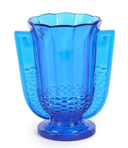 VASE STYLE ART DECO VASE STYLE ART DECO


Vase en verre moulé coloré bleu reposant...