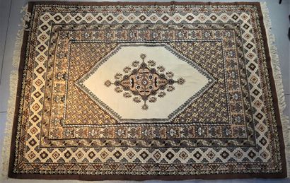TUNISIE TUNISIE


Tapis Kairouan en laine à décor géométrique sur fond beige


Dimensions...