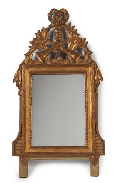 MIROIR LOUIS XVI MIROIR LOUIS XVI


Miroir à fronton en bois sculpté et doré à décor...