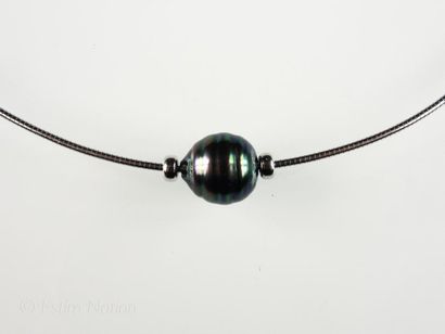 COLLIER PERLE GRISE Collier ras de cou en argent 925/°° présentant une perle grise,...