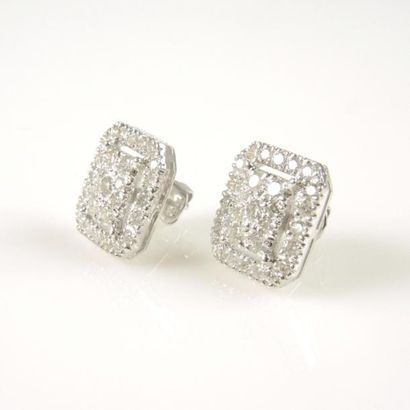 PAIRE DE BOUCLES D'OREILLES DIAMANTS Paire de boucles d'oreilles en or 18ct 750/°°...