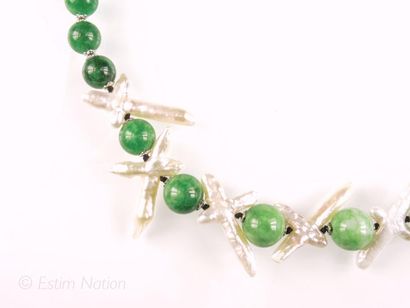 COLLIER AGATE Collier en chute composé de perles d'agate verte ornée de motifs de...