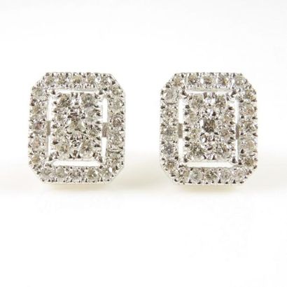 PAIRE DE BOUCLES D'OREILLES DIAMANTS Paire de boucles d'oreilles en or 18ct 750/°°...