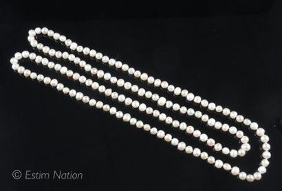 SAUTOIR PERLES Long sautoir composé de perles d'eau douce. Longueur : 140 cm