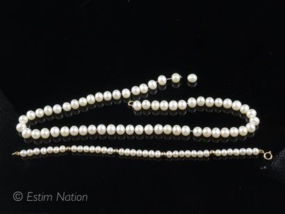 BRACELET ET COLLIER EN PERLES D'EAU DOUCE Bracelet composé de perles d’eau douce...