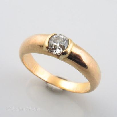 BAGUE SOLITAIRE EN OR JAUNE ET DIAMANTS Bague solitaire en or jaune 18K (750°/00)...