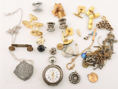 LOT DE BIJOUX, BOUTONS DE MANCHETTES, MONTRE DE GO Lot de débris de bijoux en métal,...