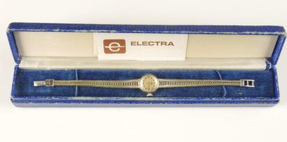 LOT DE TROIS MONTRES Lot de trois montres: -Une montre signée Electra. Le boitier...