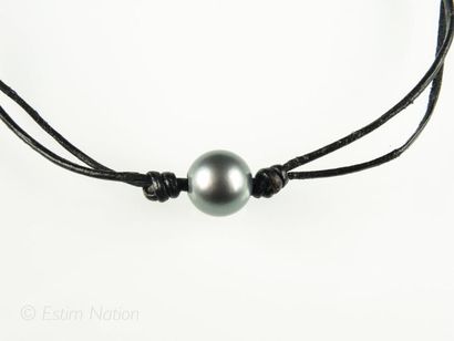 BRACELET PERLE TAHITI Bracelet cordon en cuir noir présentant une perle grise.