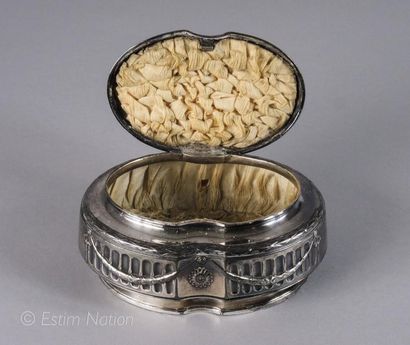 Boîte à bijoux Boîte à bijoux de forme ovale en métal argenté à décor de guirlandes...