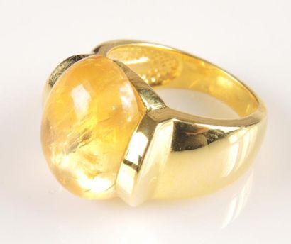 BAGUE CITRINE Bague en argent doré 925/°° centrée d'une citrine en cabochon. P.B.:...