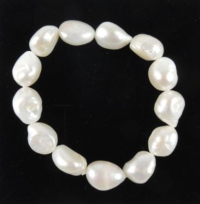 BRACELET PERLES Bracelet composé de perles d'eau douce montées sur fil élastique...