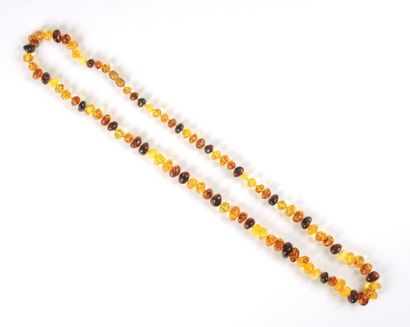 SAUTOIR AMBRE Sautoir composé de perles d'ambre de forme libre. Fermoir à vis. Long:...