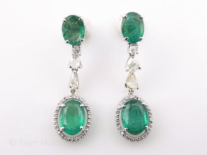 BOUCLES D'OREILLES EMERAUDES DIAMANTS Paire de pendants d'oreilles en or gris 18K...