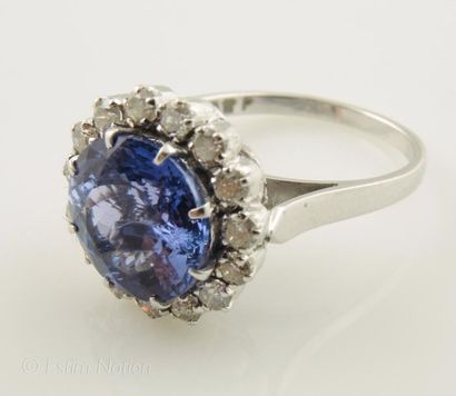 BAGUE TANZANITE Bague marguerite en or gris 14K 585/°° centrée d'une tanzanite ronde...