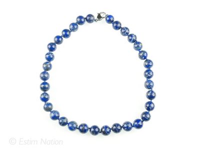 COLLIER LAPIS Sautoir composé de grosses perles de lapis lazuli. Fermoir mousqueton...