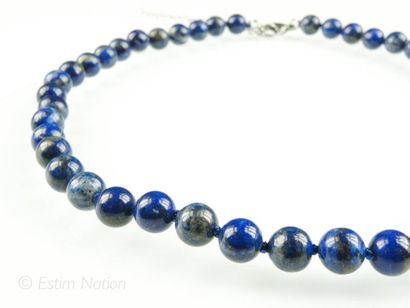 COLLIER LAPIS Collier composé de perles de lapis lazuli. Fermoir mousqueton en métal....