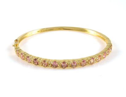 BRACELET JONC TOURMALINES ROSES DIAMANTS Bracelet en argent doré 925/°° orné de tourmalines...