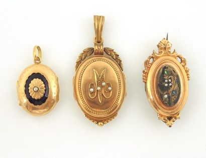 TROIS BROCHES ET PENDENTIFS Une broche et deux pendentifs porte souvenirs, les deux...