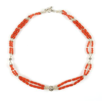 COLLIER CORAIL Collier composé de deux rangs de perles de corail rouge alternées...