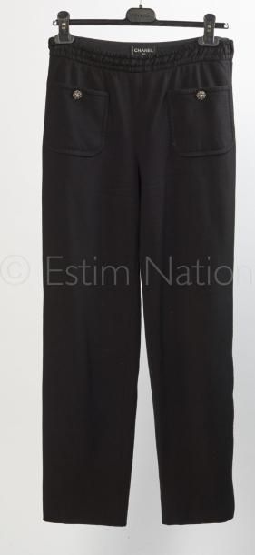 CHANEL PANTALON d'inspiration jogging en viscose mélangée noire agrémentée de deux...