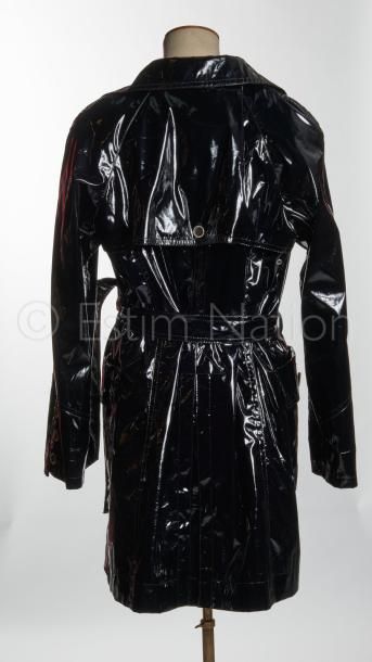 ANONYME TRENCH-COAT en vinyle noir, double boutonnage, deux poches plaquées, ceinture,...