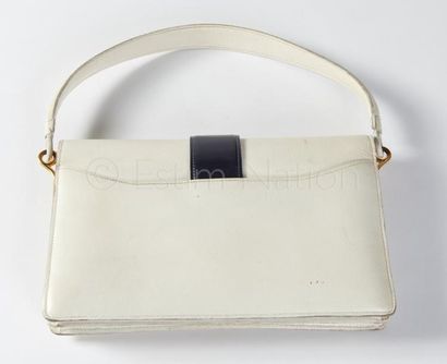 HERMES PARIS vers 1958 SAC en cuir grainé blanc et box marine, fermoir à poussoir...