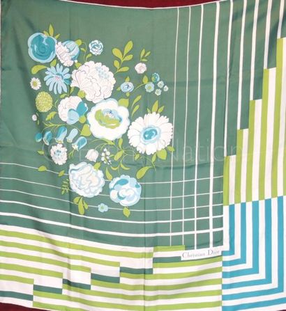 Christian DIOR circa 1970 CARRE en soie imprimée d'un motif floral sur fond vert...