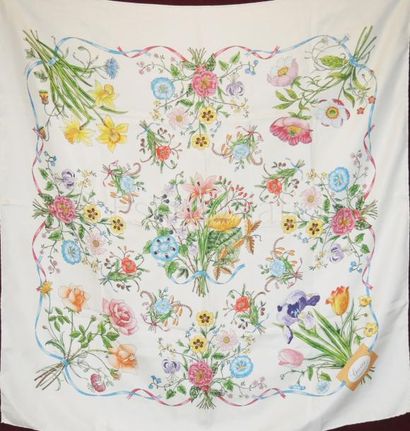 GUCCI Vintage par Accornero CARRE en soie imprimée de motifs floraux sur fond blanc...