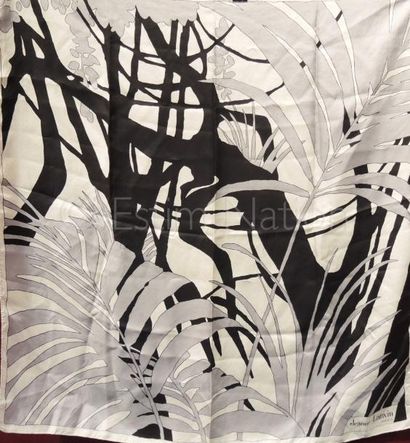 Jeanne LANVIN CARRE en soie imprimée d'un motif végétal dans les tons gris, noir...