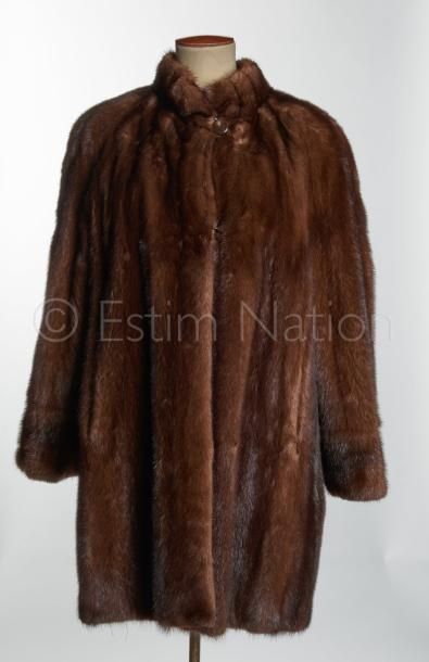 ALEXANDRE CLAUDE Vintage MANTEAU 7/8 en vison sauvage naturel, col montant, un bouton...