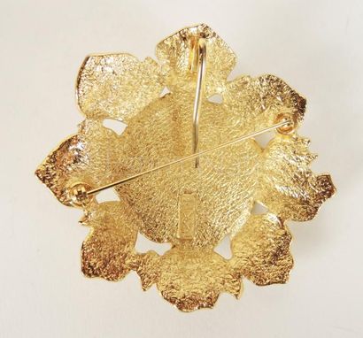 Yves Saint LAURENT BROCHE-PENDENTIF figurant une fleur en métal doré rehaussée de...