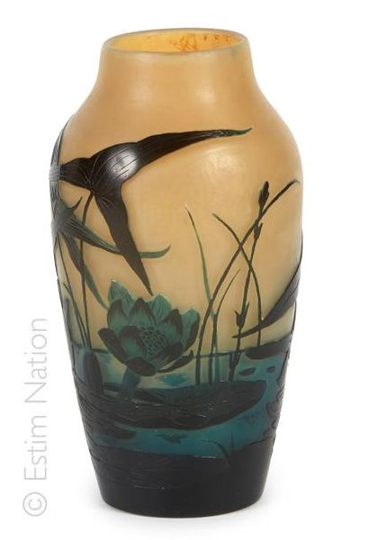 Émile GALLÉ (1846-1904) Vase à épaulement en verre multicouche à décor dégagé à l'acide...