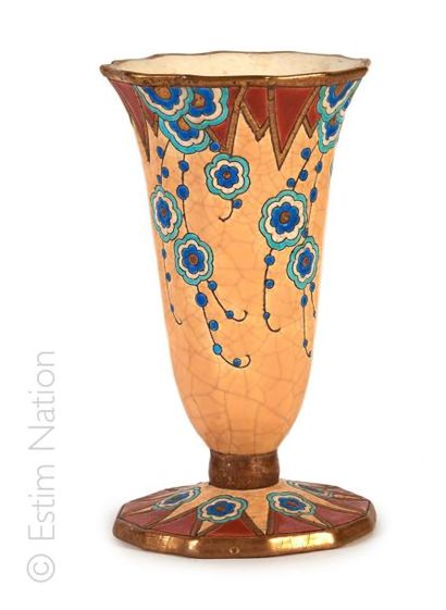 LONGWY Vase en émaux de Longwy à décor de fleurs. 

Epoque Art Déco, Vers 1934. 

Ht:...